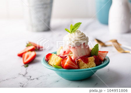 Summer dessert, pound cake with ice cream 104951806
