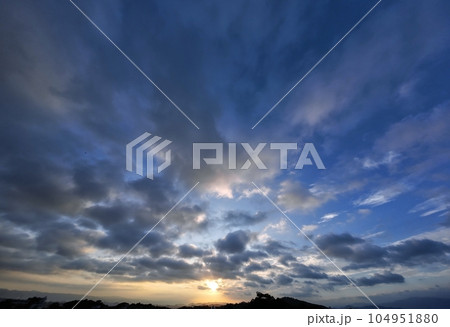 多様な雲が現れた夏の朝空・超広角・空主体・230712am 多様な雲が現れた夏の朝空・超広角・空主体・230712am 104951880