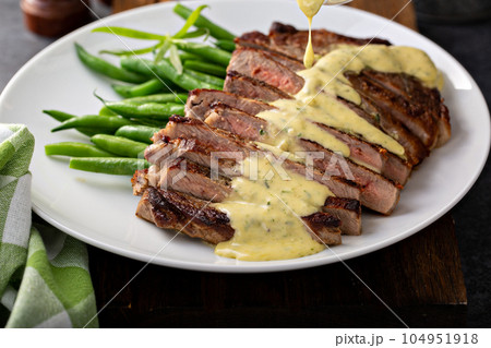Steak with bearnaise sauce with tarragon 104951918