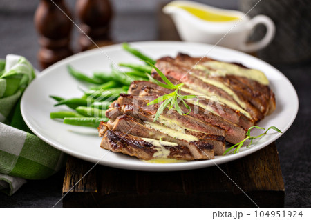 Steak with bearnaise sauce with tarragon 104951924