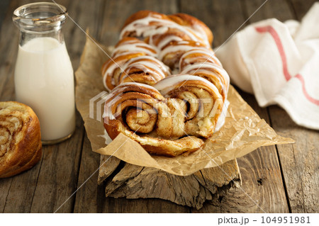 Cinnamon rolls with milk 104951981