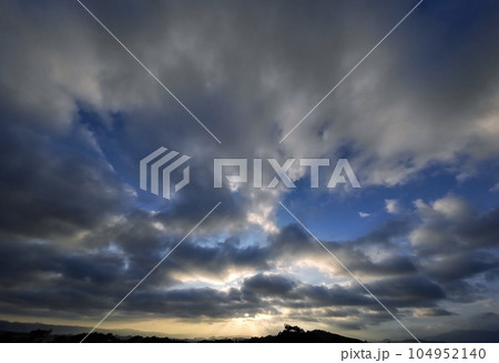 雲間から光芒が射した夏の朝空・超広角・空主体・230712am 104952140