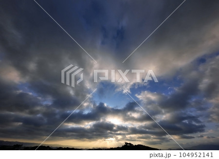 雲間から光芒が射した夏の朝空・超広角・空主体・230712am 104952141