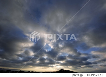 雲間から光芒が射した夏の朝空・超広角・空主体・230712am 雲間から光芒が射した夏の朝空・超広角・空主体・230712am 104952142