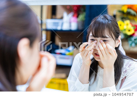 メイクルームで涙を流す若い女性 メイクルームで涙を流す若い女性 104954707