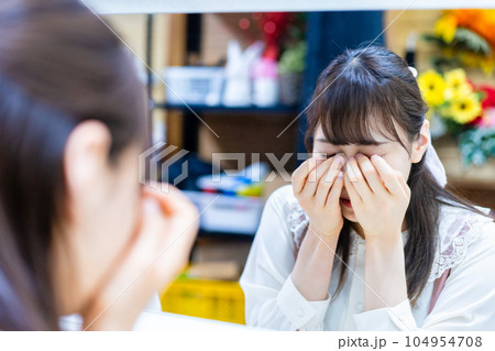 メイクルームで涙を流す若い女性 104954708