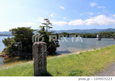 【香川県】晴天の満濃池(日本一の ため池) 【香川県】晴天の満濃池(日本一の ため池) 104955223