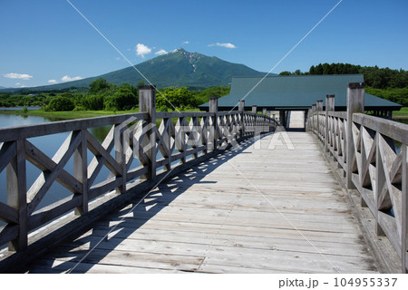 鶴の舞橋と岩木山 鶴の舞橋と岩木山 104955337