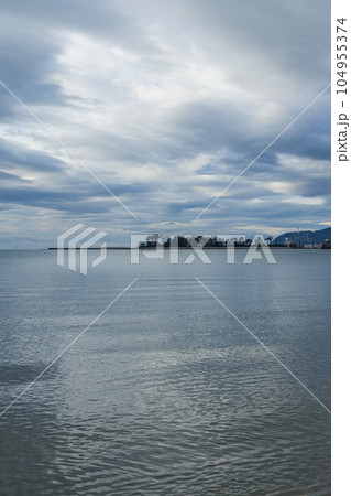 ニュージーランド ネルソンのタフナヌイ・ビーチとハウラショア島. ニュージーランド ネルソンのタフナヌイ・ビーチとハウラショア島. 104955374