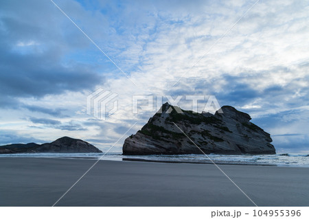 ニュージーランド　ファラリキ・ビーチのアーチウェイ諸島とタスマン海 104955396