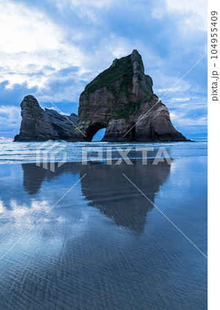 ニュージーランド ファラリキ・ビーチのアーチウェイ諸島とタスマン海 ニュージーランド ファラリキ・ビーチのアーチウェイ諸島とタスマン海 104955409