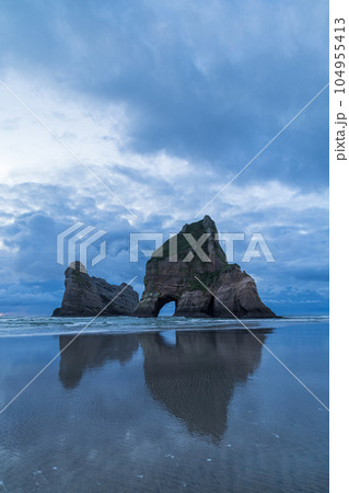 ニュージーランド ファラリキ・ビーチのアーチウェイ諸島とタスマン海 ニュージーランド ファラリキ・ビーチのアーチウェイ諸島とタスマン海 104955413