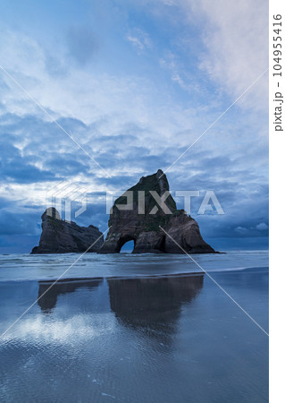 ニュージーランド ファラリキ・ビーチのアーチウェイ諸島とタスマン海 ニュージーランド ファラリキ・ビーチのアーチウェイ諸島とタスマン海 104955416