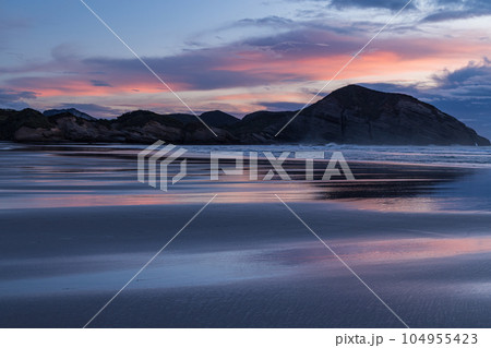 ニュージーランド 夕焼けで染まった空とファラリキ・ビーチ ニュージーランド 夕焼けで染まった空とファラリキ・ビーチ 104955423