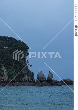 ニュージーランド　アベル・タスマン国立公園にあるスプリット・アップル・ロック 104955546