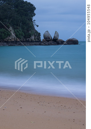 ニュージーランド　アベル・タスマン国立公園にあるスプリット・アップル・ロック 104955548