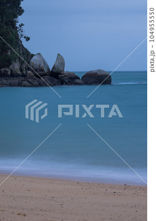 ニュージーランド　アベル・タスマン国立公園にあるスプリット・アップル・ロック 104955550