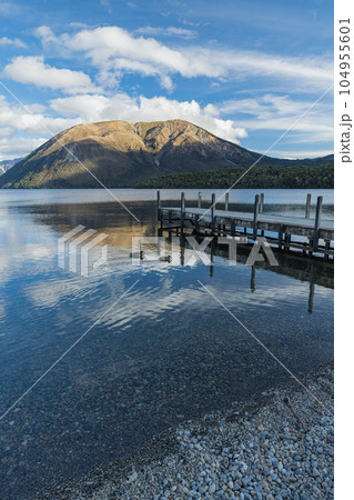 ニュージーランド　ネルソン・レイクス国立公園の桟橋から見えるロトイティ湖とロバート山 104955601