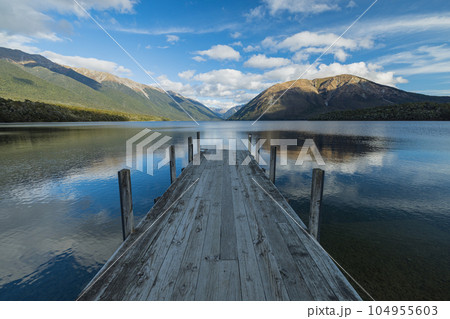 ニュージーランド　ネルソン・レイクス国立公園の桟橋から見えるロトイティ湖と南アルプス山脈 104955603