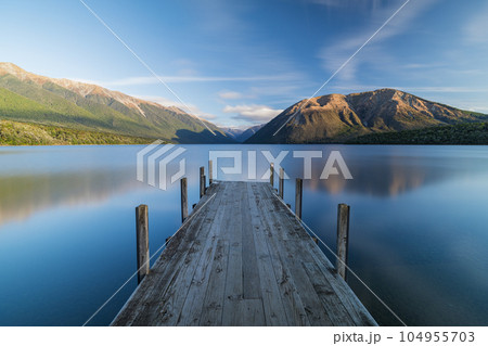 ニュージーランド　ネルソン・レイクス国立公園の桟橋から見えるロトイティ湖と南アルプス山脈 104955703