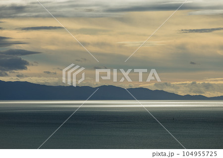 ニュージーランド　ネルソンのプリンセス・ドライブ・ルックアウトから見えるタスマン湾 104955725