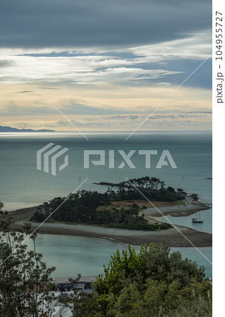 ニュージーランド ネルソンのプリンセス・ドライブ・ルックアウトから見えるタスマン湾とハウラショア島 ニュージーランド ネルソンのプリンセス・ドライブ・ルックアウトから見えるタスマン湾とハウラショア島 104955727