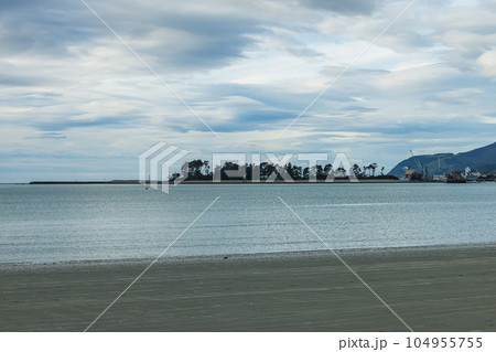 ニュージーランド　ネルソンのタフナヌイ・ビーチとハウラショア島 104955755