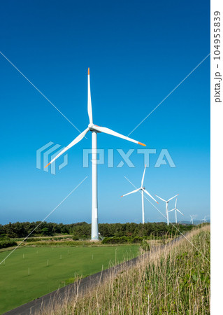 青空に映える風力発電機 (鳥取県北栄町) 青空に映える風力発電機 (鳥取県北栄町) 104955839