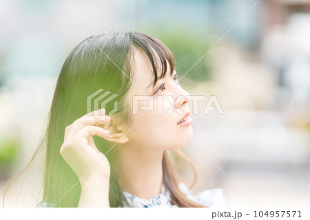 見つめる女性 見つめる女性 104957571
