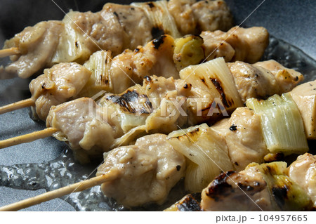 焼鳥(ねぎま串)をフライパンで温め直す(酒をかけて)調理シーン。 104957665
