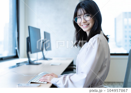 オフィスで働くミドル女性 104957867