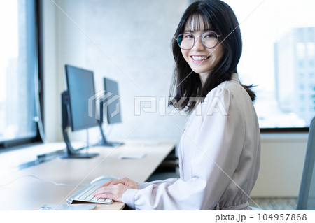 オフィスで働くミドル女性 104957868