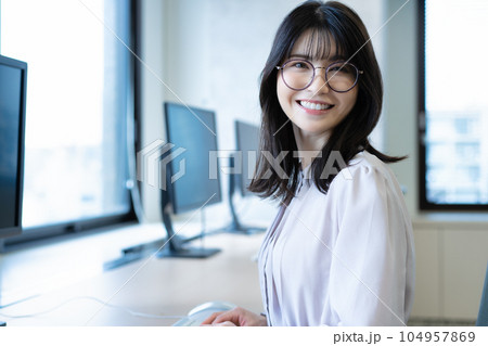 オフィスで働くミドル女性 104957869