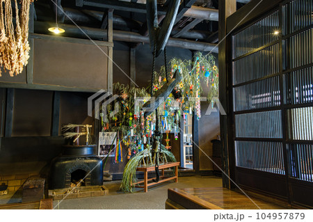 囲炉裏端の七夕飾り 囲炉裏端の七夕飾り 104957879