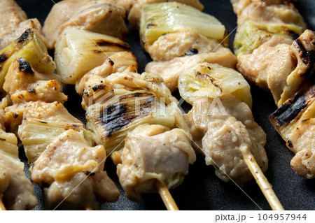 焼鳥(ねぎま串)をフライパンで温め直す調理シーン。 104957944