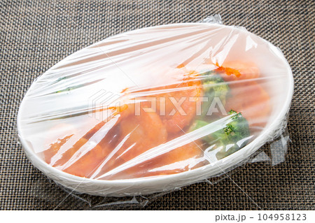 ラップをかけられたおかず(海老のマヨネーズ炒め)。 104958123