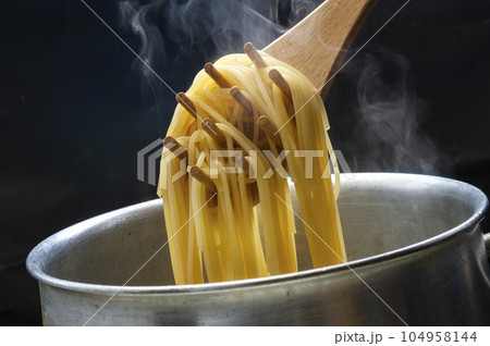 パスタを茹でる 104958144