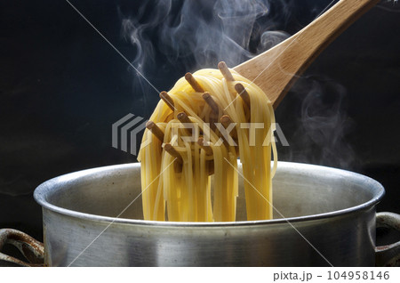 パスタを茹でる パスタを茹でる 104958146