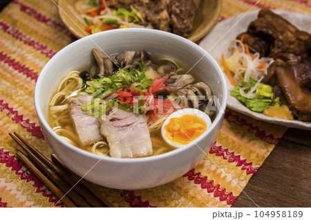 沖縄そば　沖縄郷土料理 104958189