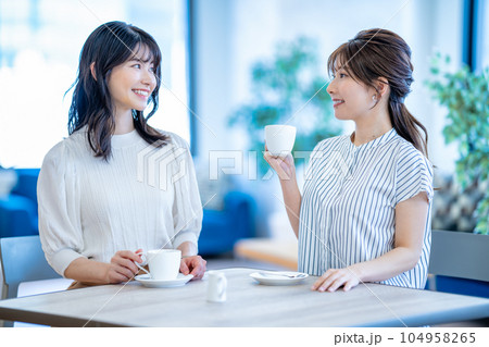 コーヒーを飲む二人の女性 104958265