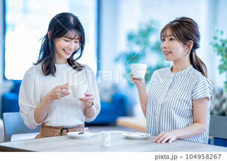 コーヒーを飲む二人の女性 104958267