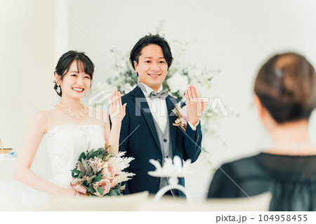 教会・チャペルで結婚式をあげる新郎新婦(指輪交換・指輪披露) 教会・チャペルで結婚式をあげる新郎新婦(指輪交換・指輪披露) 104958455