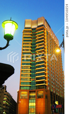 有楽町・日比谷界隈の夕暮れの都市景観（ザ・ペニンシュラ東京） 104958854