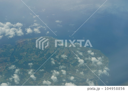 上空を飛行中の旅客機から撮影した徳之島 （鹿児島県大島郡, 2022年5月） 104958856