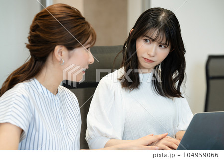 会議で若手にミスを指摘されて不機嫌なミドル女性 104959066