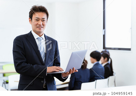 オフィスでパソコンを持つ真面目なアジア人ビジネスマン(中高年男性) オフィスでパソコンを持つ真面目なアジア人ビジネスマン(中高年男性) 104959145