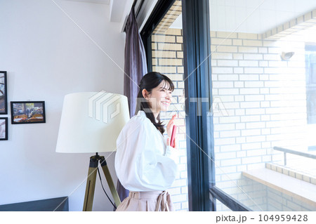 リビングで佇むおしゃれな若い女性 104959428