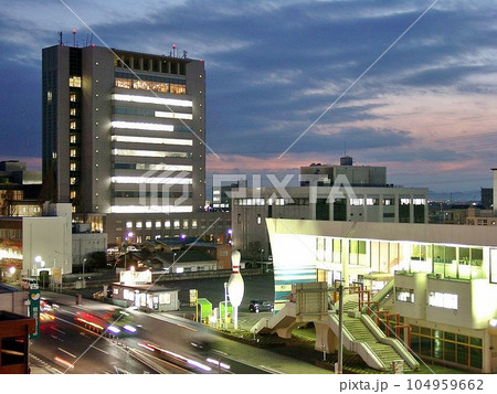 ｢人と環境に優しい庁舎｣の基本理念で自動点灯照明やバリアフリー 太田市庁舎と夕焼け(2010.12) 104959662