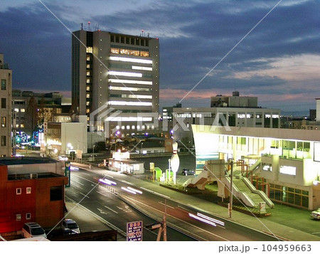 太田市庁舎と夕焼け(2010.12) 「人と環境に優しい庁舎」の基本理念で紙類リサイクルなど実施 太田市庁舎と夕焼け(2010.12) 「人と環境に優しい庁舎」の基本理念で紙類リサイクルなど実施 104959663