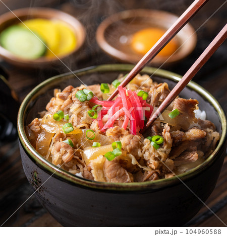 牛丼 レンジでチン!お手軽冷凍牛丼(紅ショウガのせ)牛どん 丼物 丼ぶり 湯気つき (暗い古板背 牛丼 レンジでチン!お手軽冷凍牛丼(紅ショウガのせ)牛どん 丼物 丼ぶり 湯気つき (暗い古板背 104960588